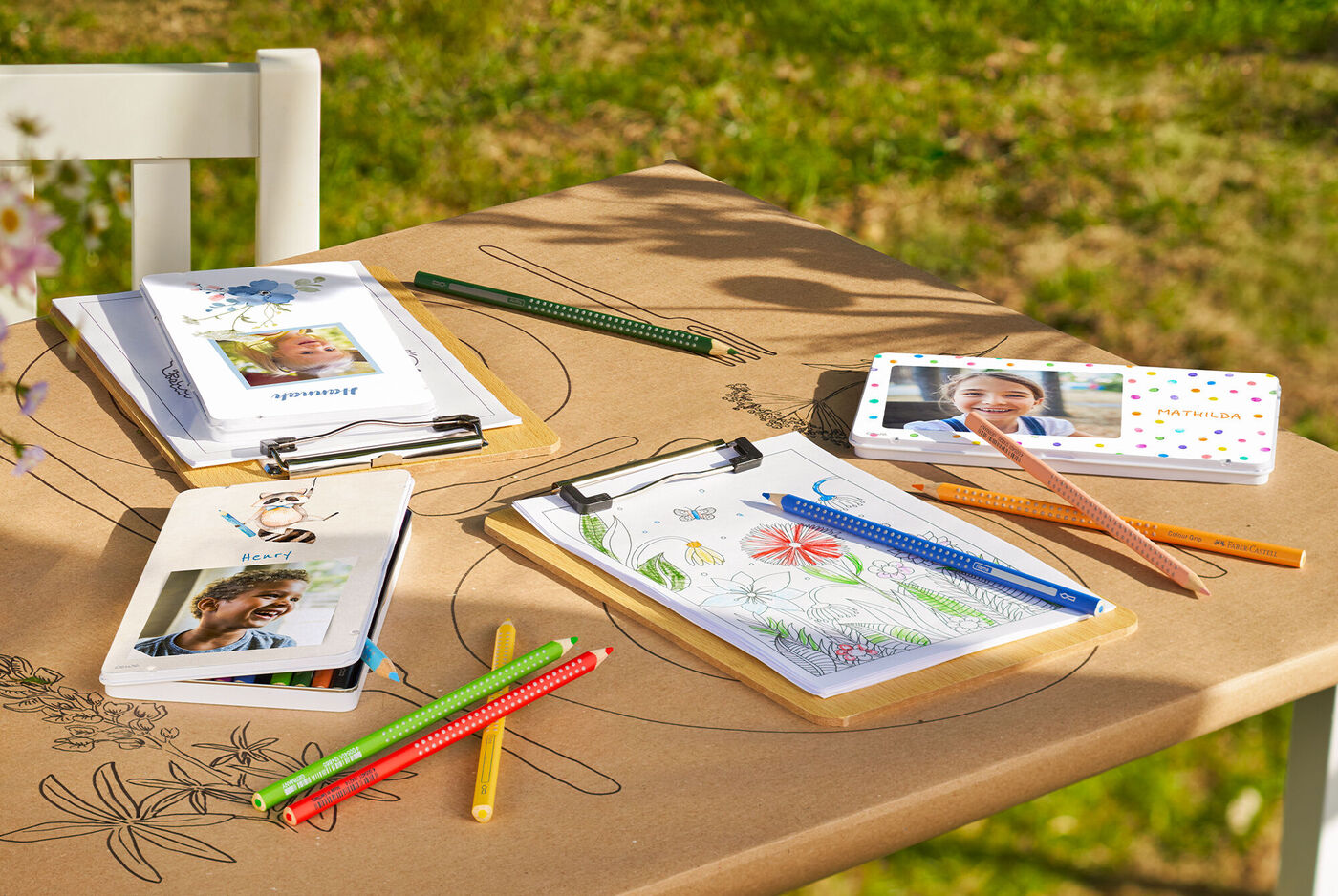 Dessin coloré avec images et crayons sur une table.