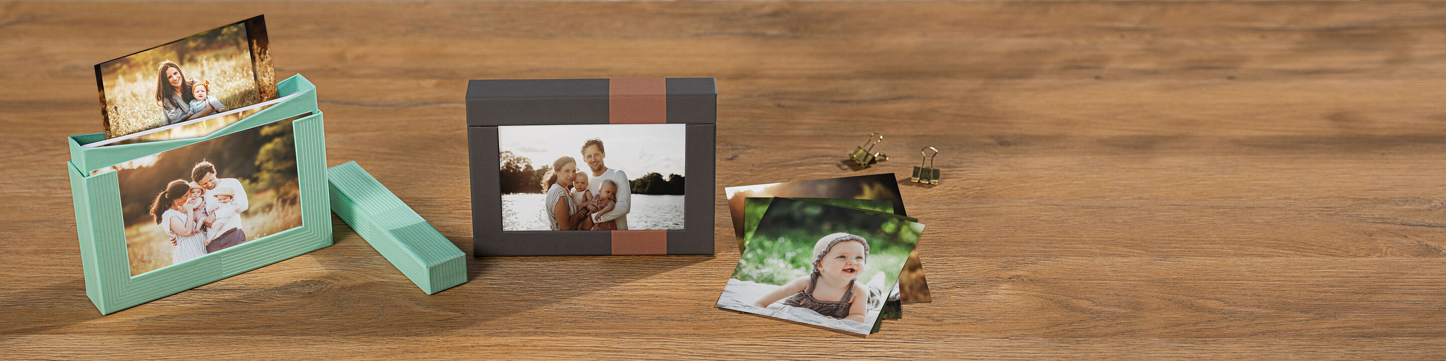Deux présentations créatives avec des images de moments heureux, y compris un album photo et des photos étalées.