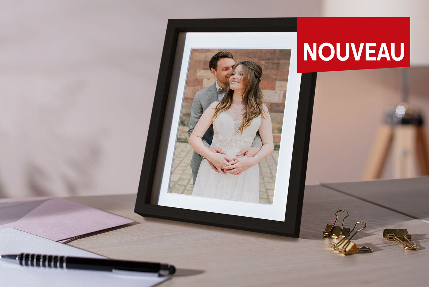 Une magnifique photo d'un couple dans un cadre sur une table, entourée d'objets créatifs.