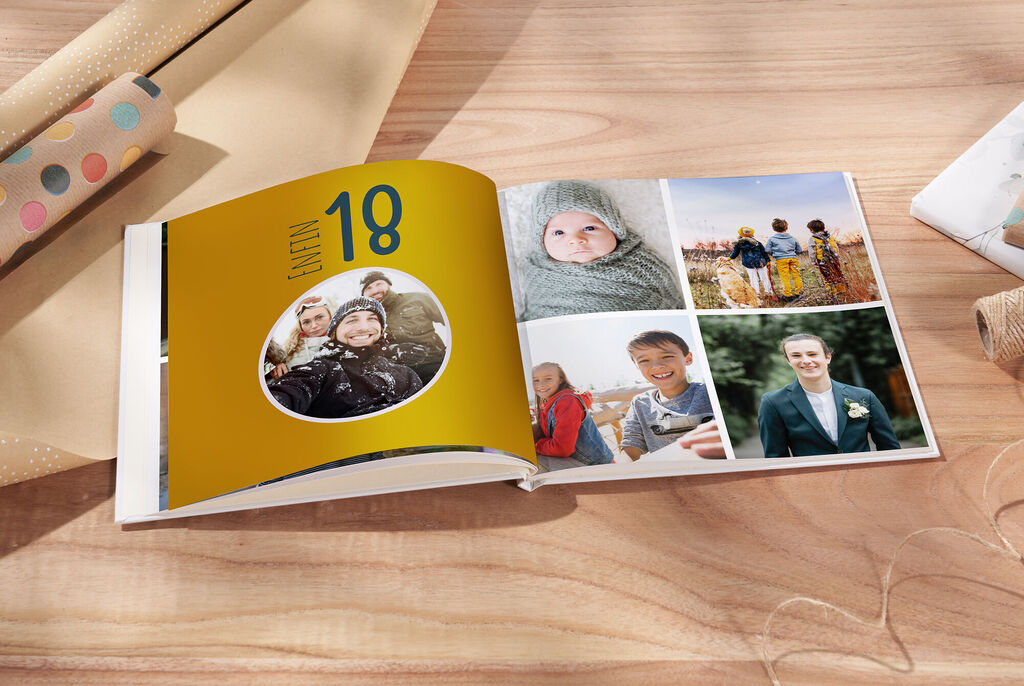 Un album photo ouvert avec différentes images et une feuille de contenu jaune portant le numéro 18.