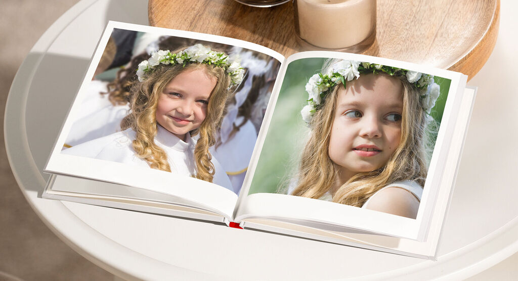 Livre photo ouvert avec deux images d'une occasion festive