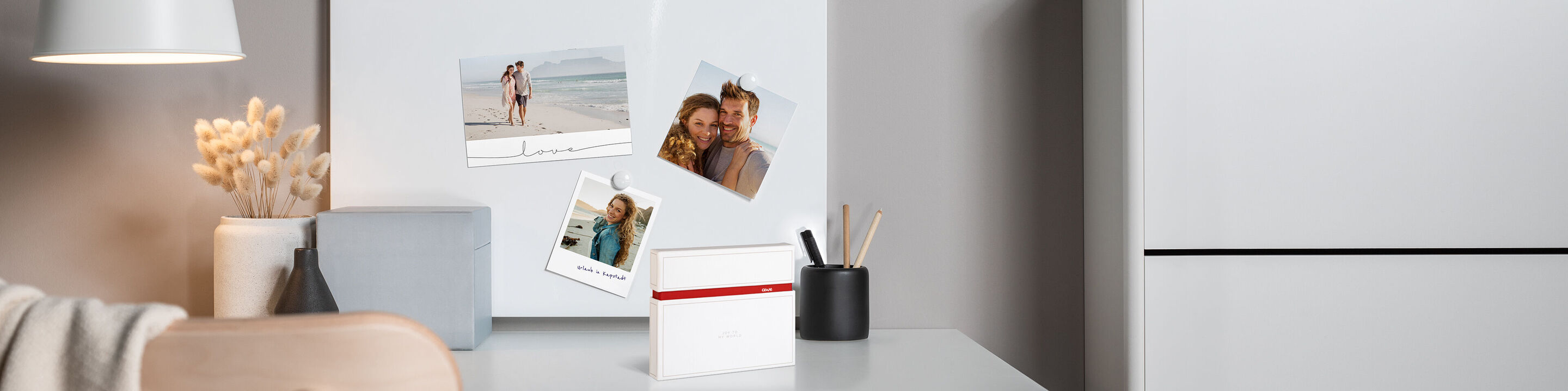 Un beau bureau avec des photos de famille sur un tableau magnétique.