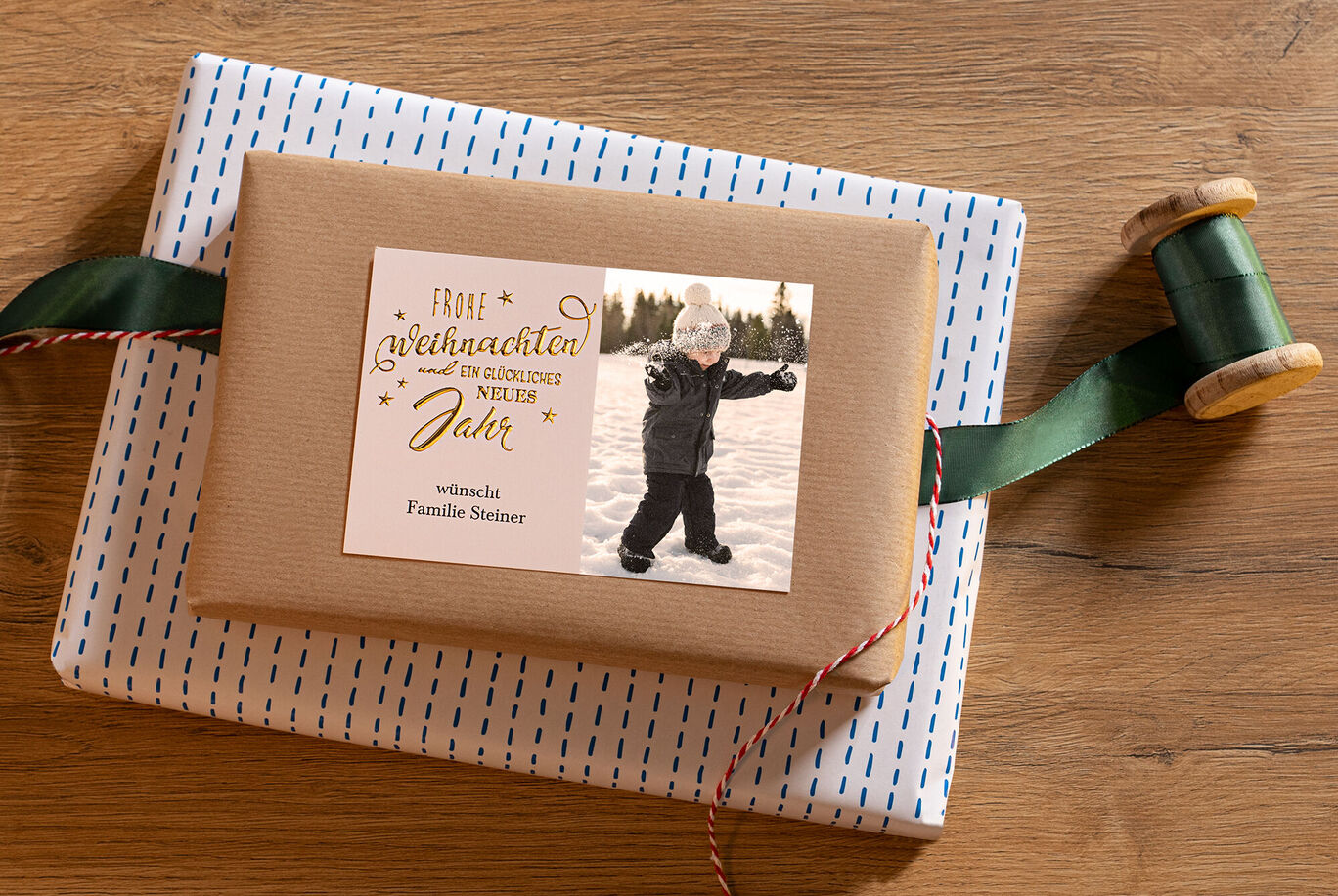 Un joli cadeau emballé avec un enfant joyeux dans la neige sur le devant de la carte, entouré de motifs de Noël.