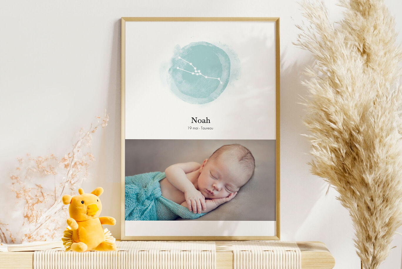 Bébé endormi dans une couverture bleue, écriture dorée avec le nom Noah