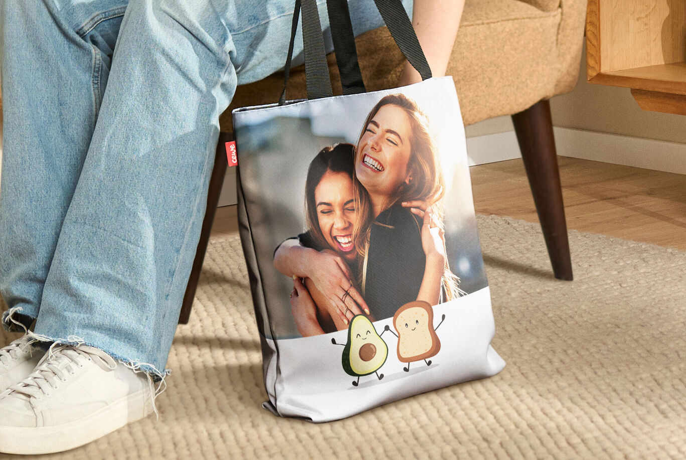 Un sac avec un motif joyeux d'avocat posé au sol, regardé par une personne dans un cadre détendu.