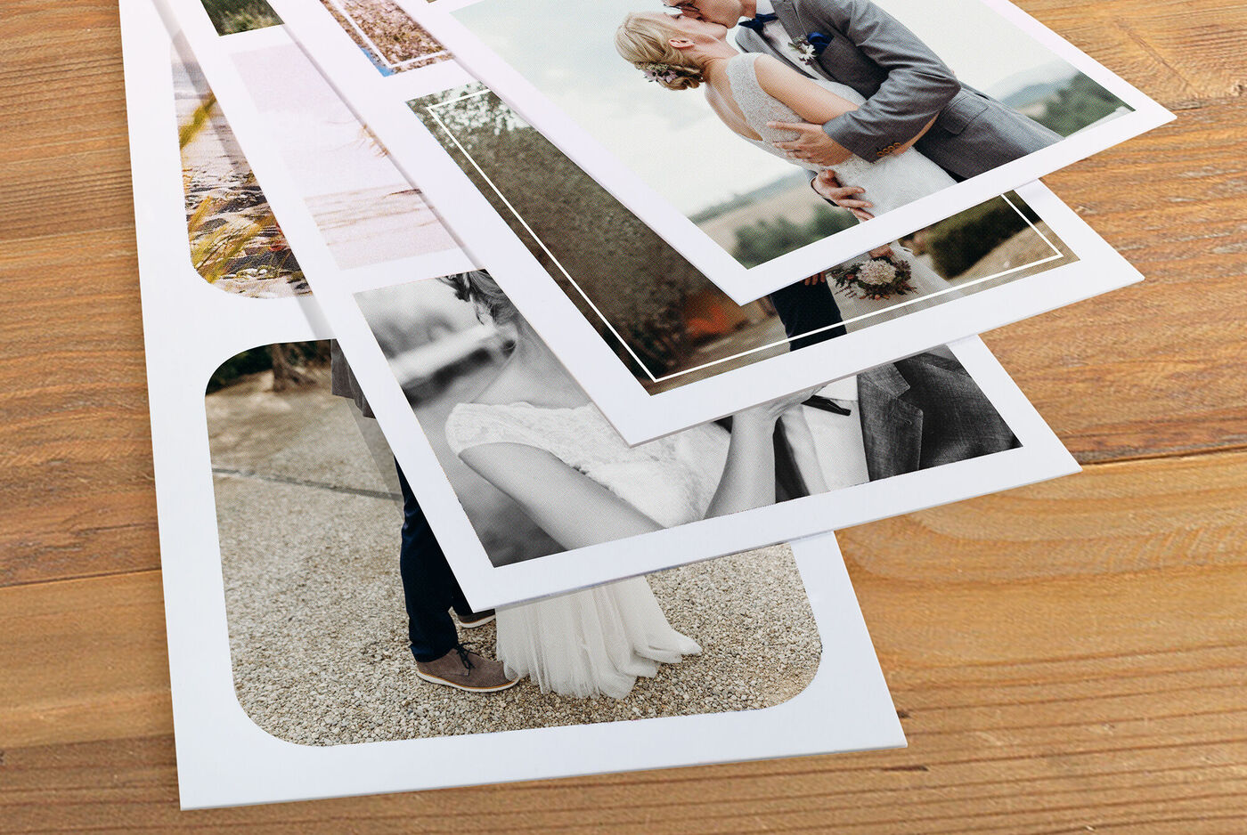 Différentes photos se superposent sur une table en bois