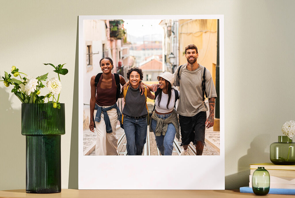 Un groupe joyeux de quatre amis marche dans la rue, profitant du moment. Ils portent des vêtements de sport et sourient.