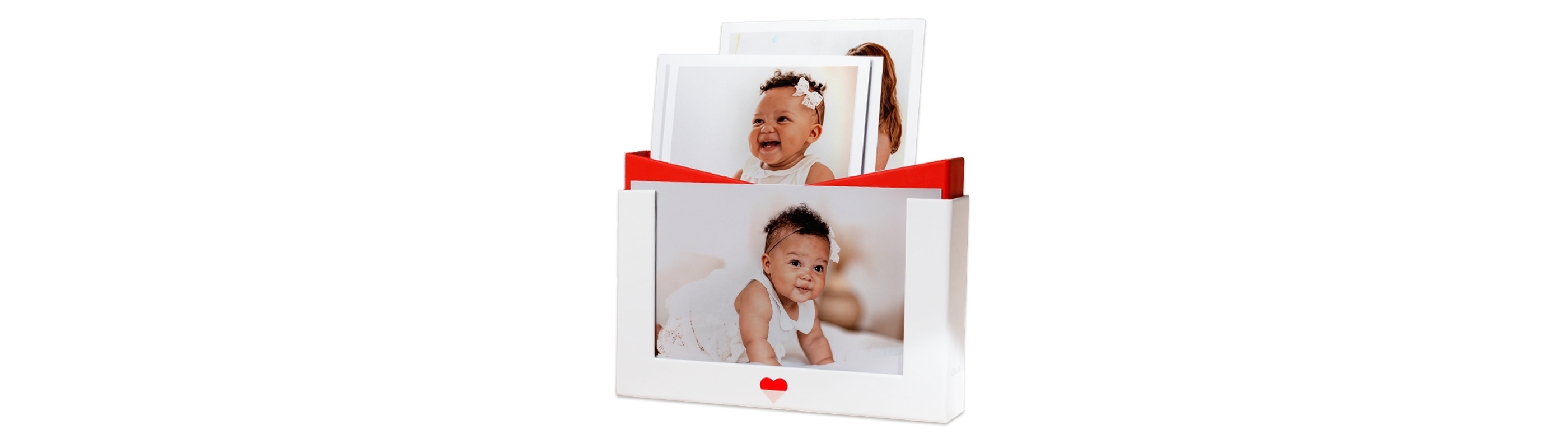 Un cadre photo soigneusement conçu avec des photos d'enfants, exprimant joie et affection.