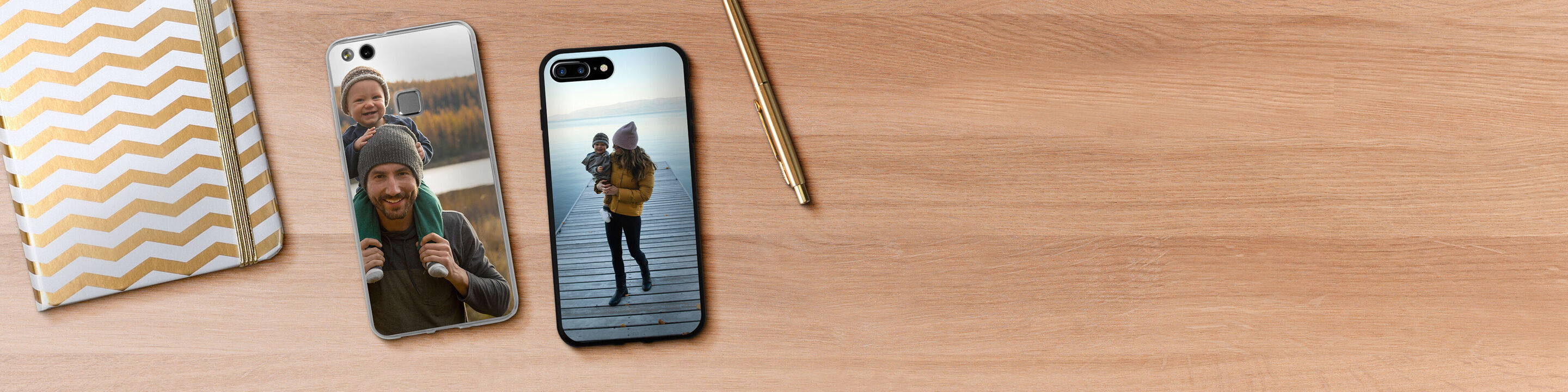 Deux coques de téléphone personnalisées avec photos, sur une table en bois avec un stylo doré et un carnet.