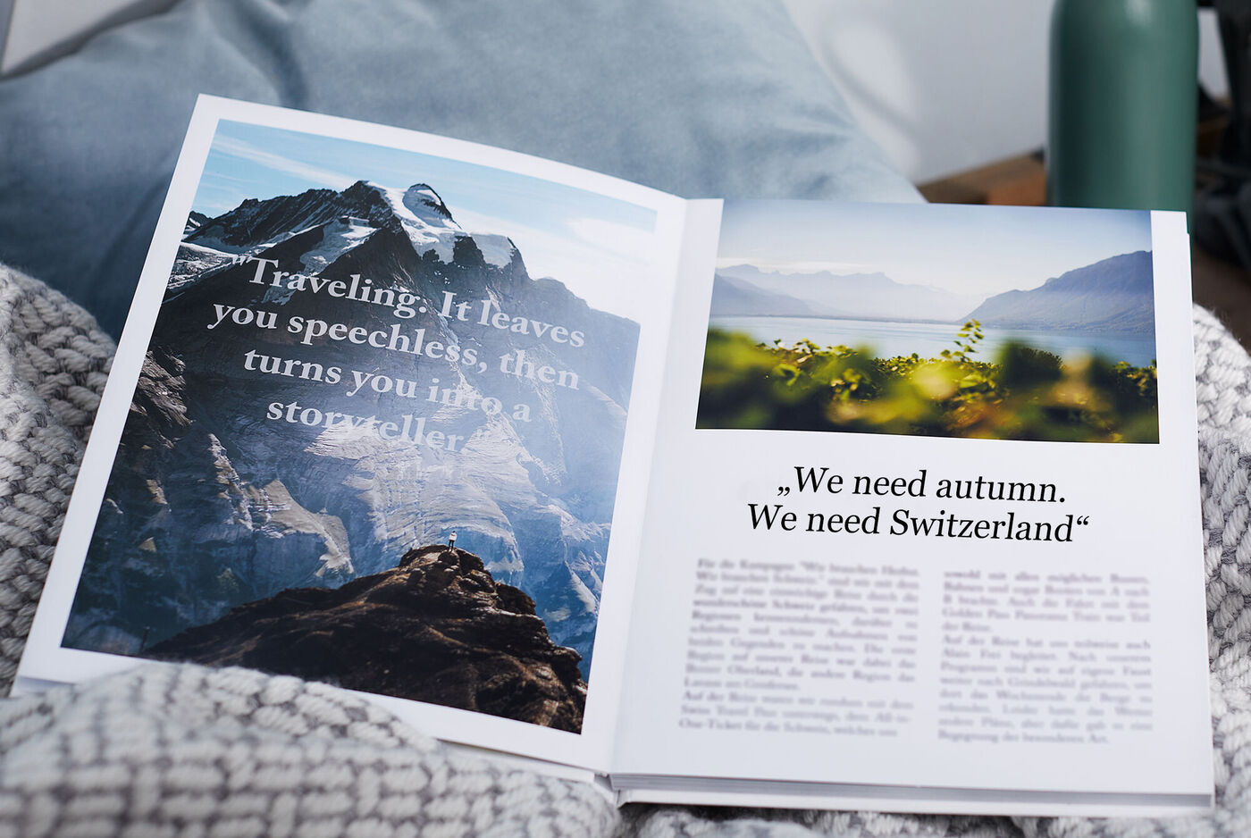 Livre photo CEWE ouvert avec des paysages et des textes sur les voyages.
