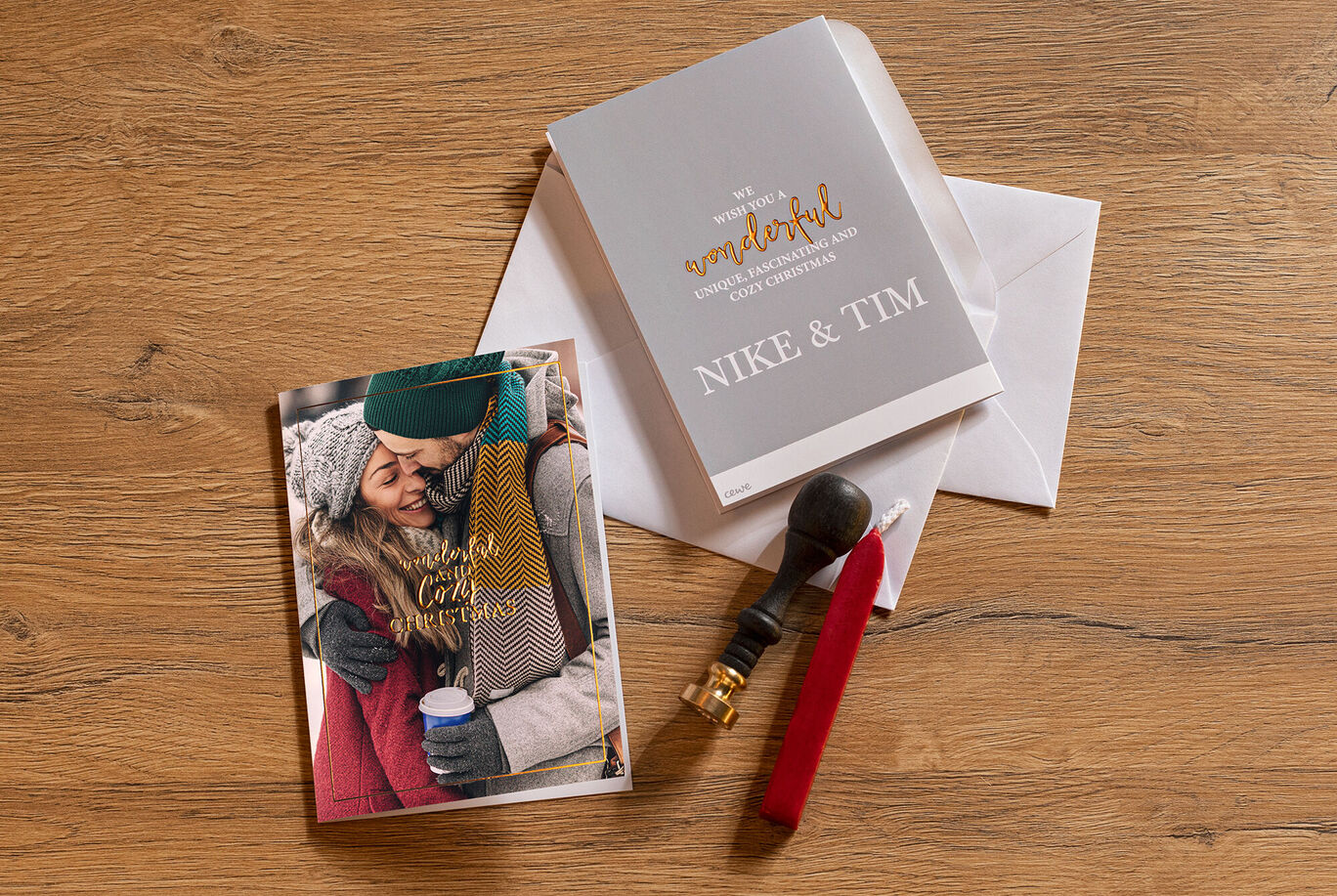 Une carte de vœux créative pour un couple, avec une enveloppe blanche, un sceau et un stylo.