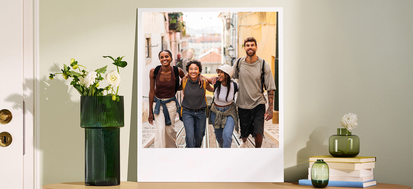 Quatre amis apprécient la vue sur une rue colorée.
