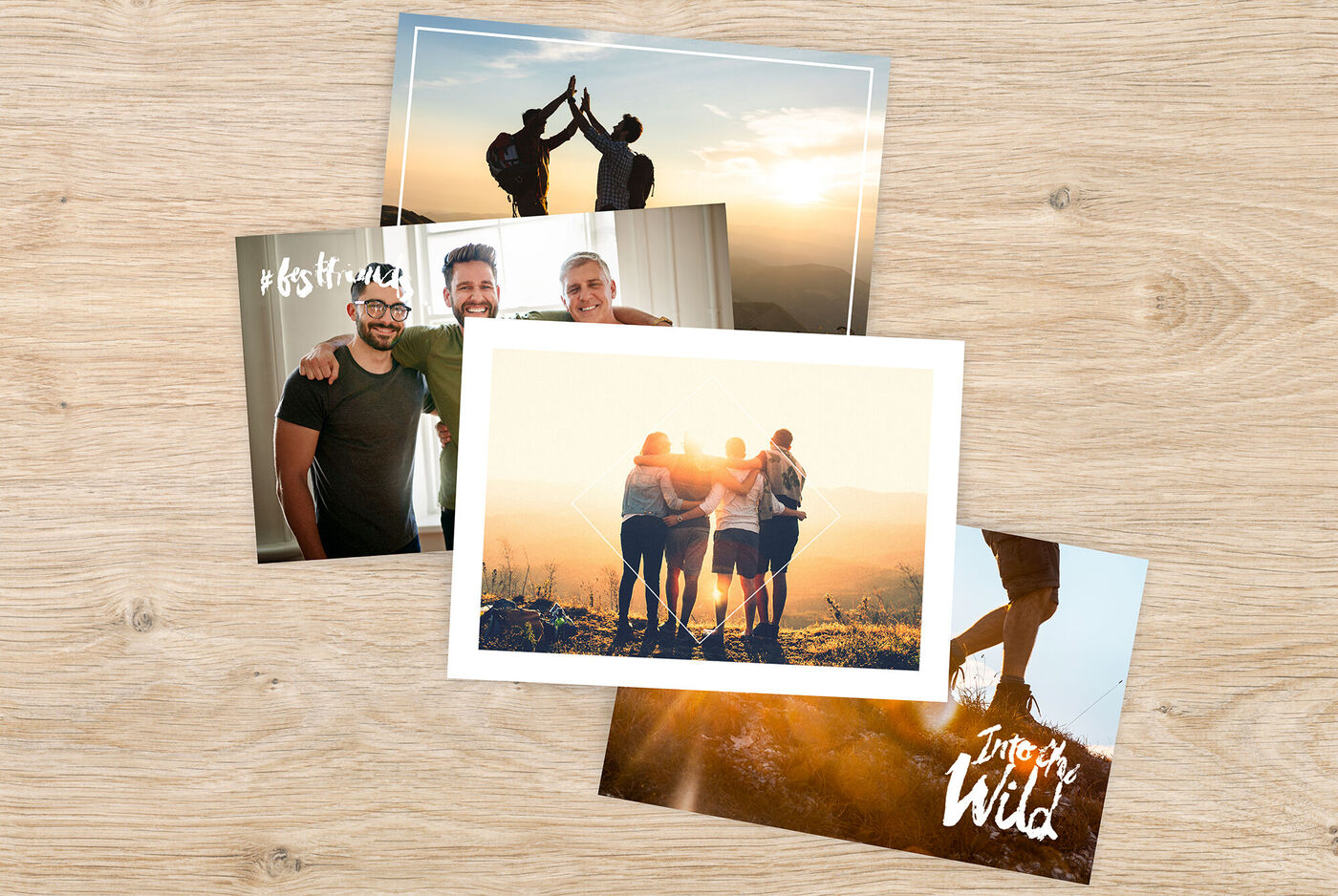 Un groupe d'amis profite de la nature au coucher de soleil. Ils se tiennent ensemble et vivent des moments merveilleux.