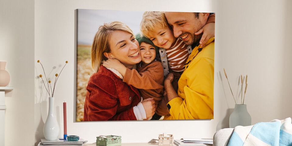 Une tendre étreinte de famille montrant joie et proximité.