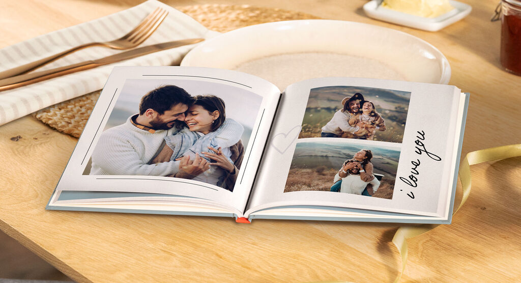 Un album photo ouvert avec des images d'un couple et d'une famille. Le texte "Je t'aime" apparaît à côté d'une photo.