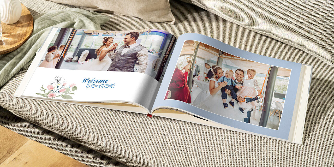 Un album ouvert sur un canapé avec des photos de mariage.