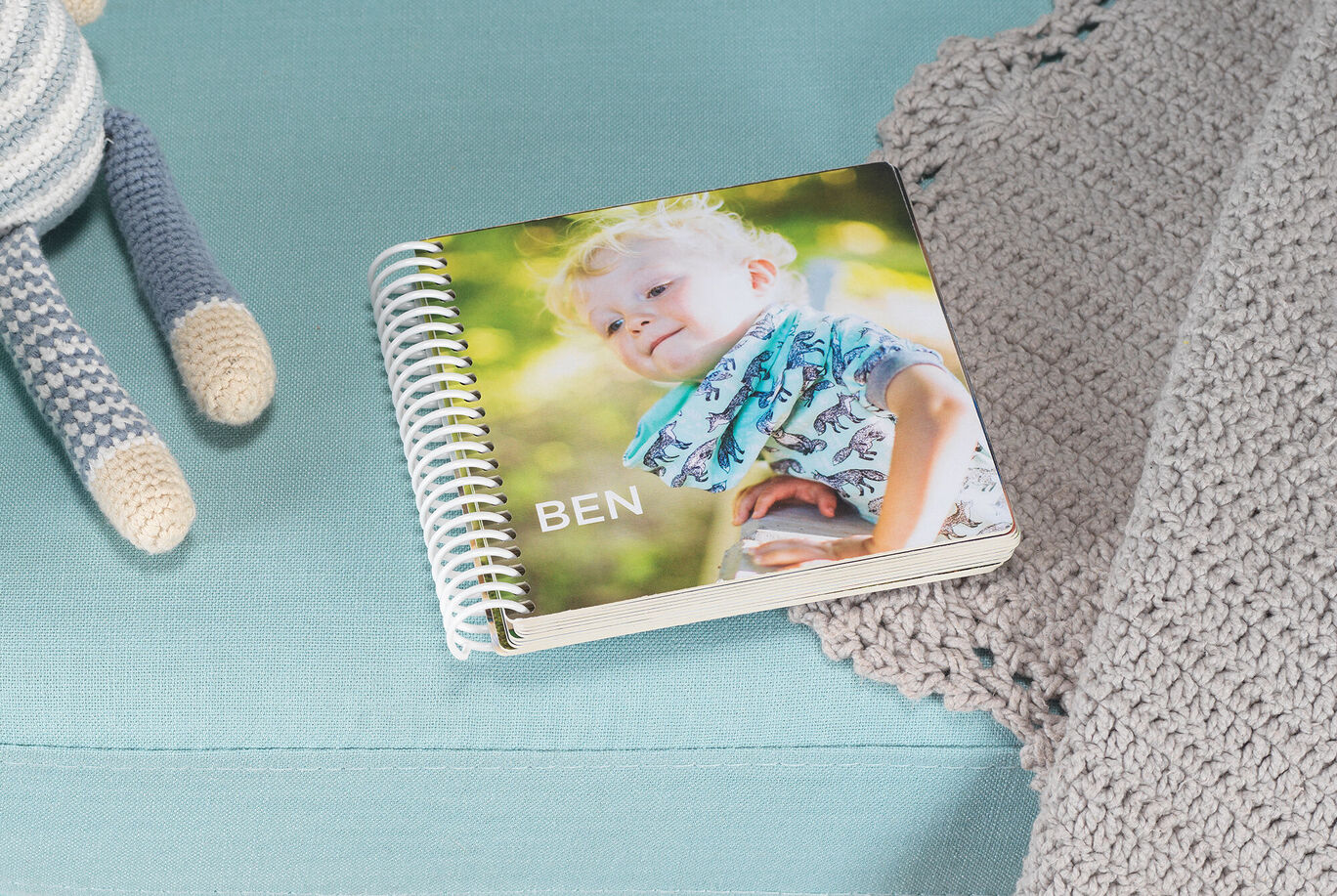 Un album photo CEWE avec un enfant mignon sur la couverture.