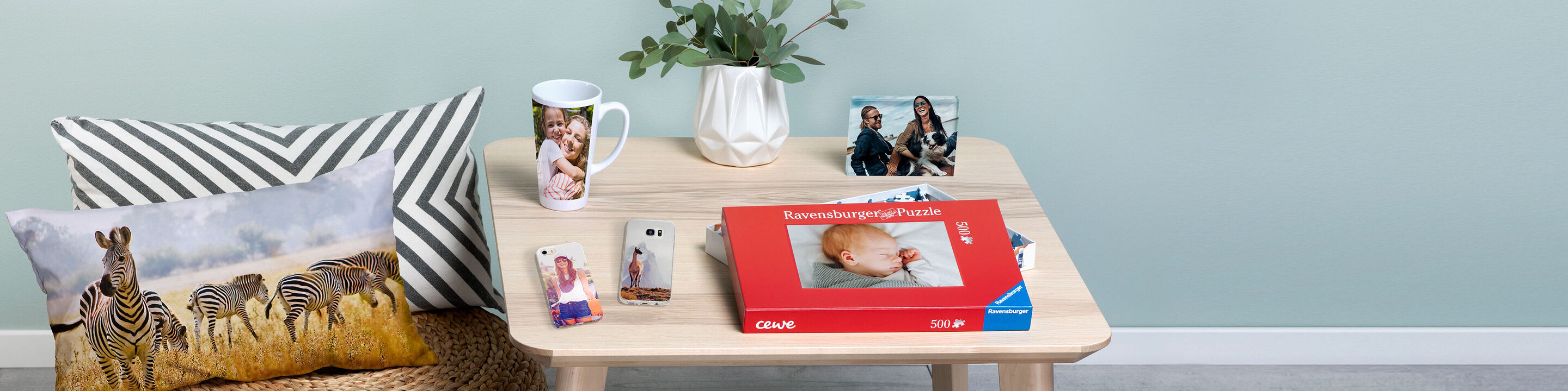 Table avec livre photo CEWE et cadeaux photo personnalisés.