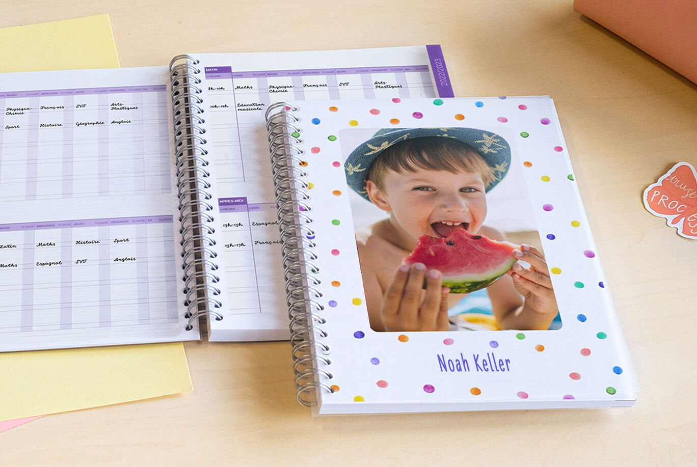 Carnet coloré avec une image et des points colorés, sur la table.