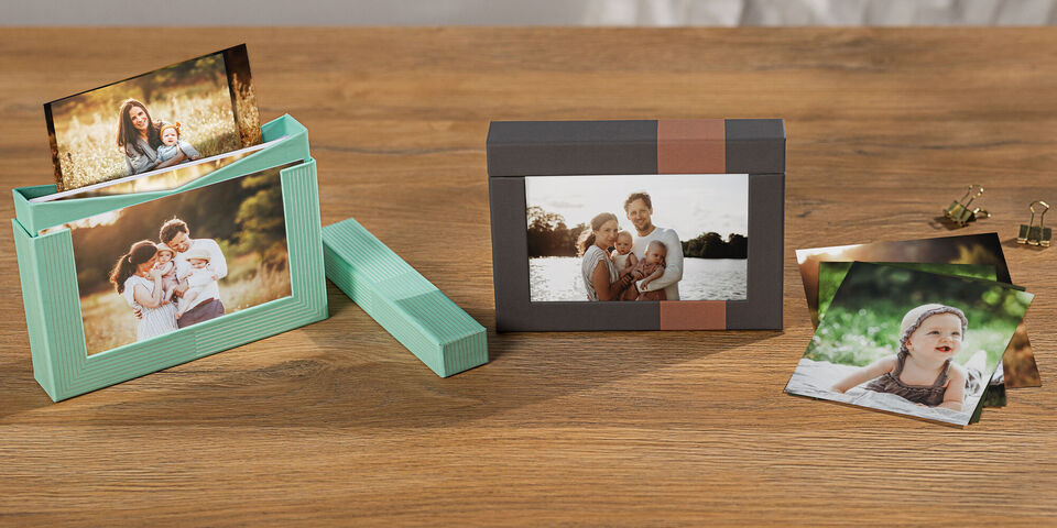Trois images de moments heureux en famille sur une table en bois.
