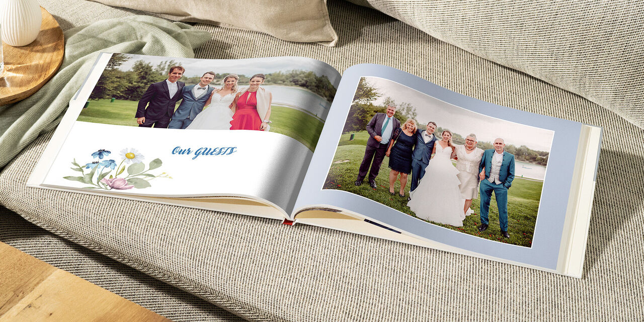 Un CEWE Album sur un canapé confortable montrant de beaux moments de mariage.