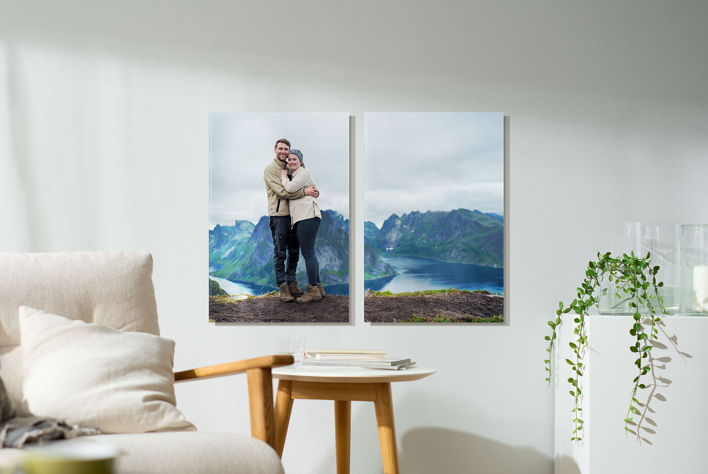 Un couple s'embrasse devant un paysage de montagne époustouflant, décoré sur deux tableaux.