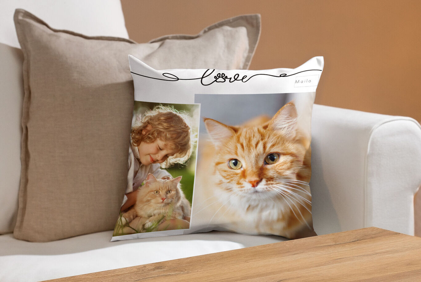 Un coussin décoratif avec des images d'un enfant et d'un chat orange et le mot 'Amour'.