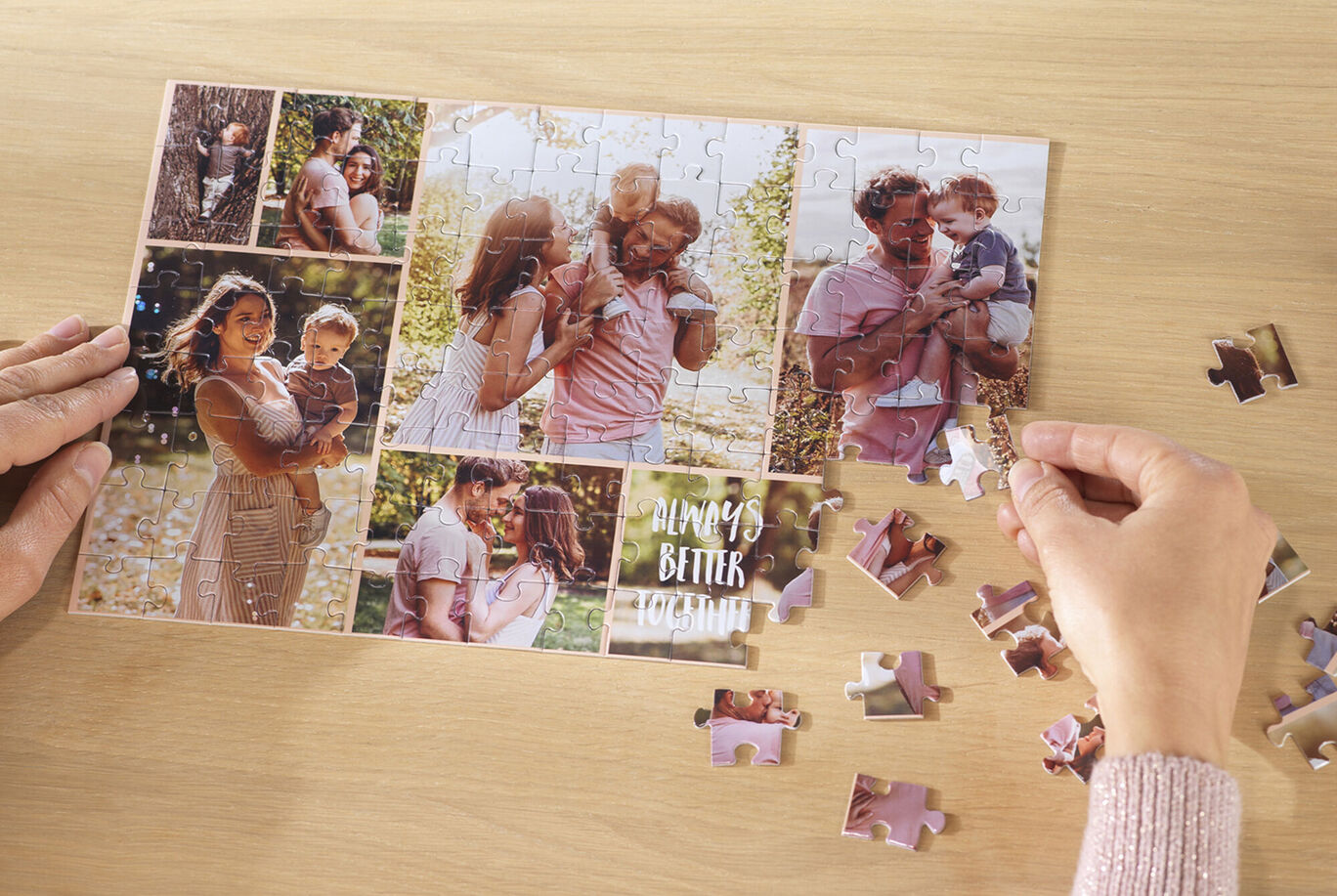 Une famille crée un puzzle personnalisé avec ses moments préférés.