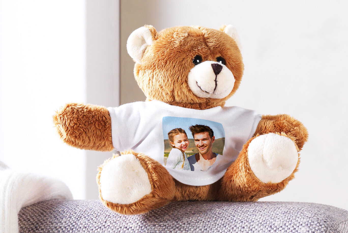 Ours en peluche douillet avec un T-shirt imprimé. Une photo est affichée sur le T-shirt.