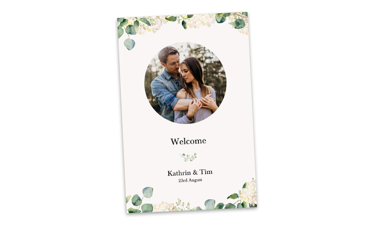 Un magnifique design de carte de bienvenue pour Katharina et Tim avec des éléments floraux.