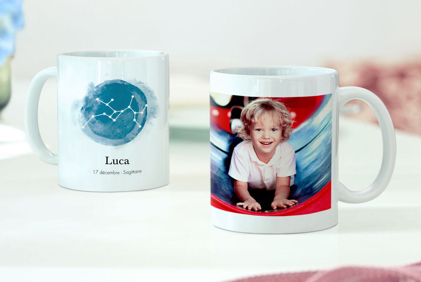 Personne sur un toboggan, souriant à la caméra sur une tasse personnalisée avec signe astrologique et nom.