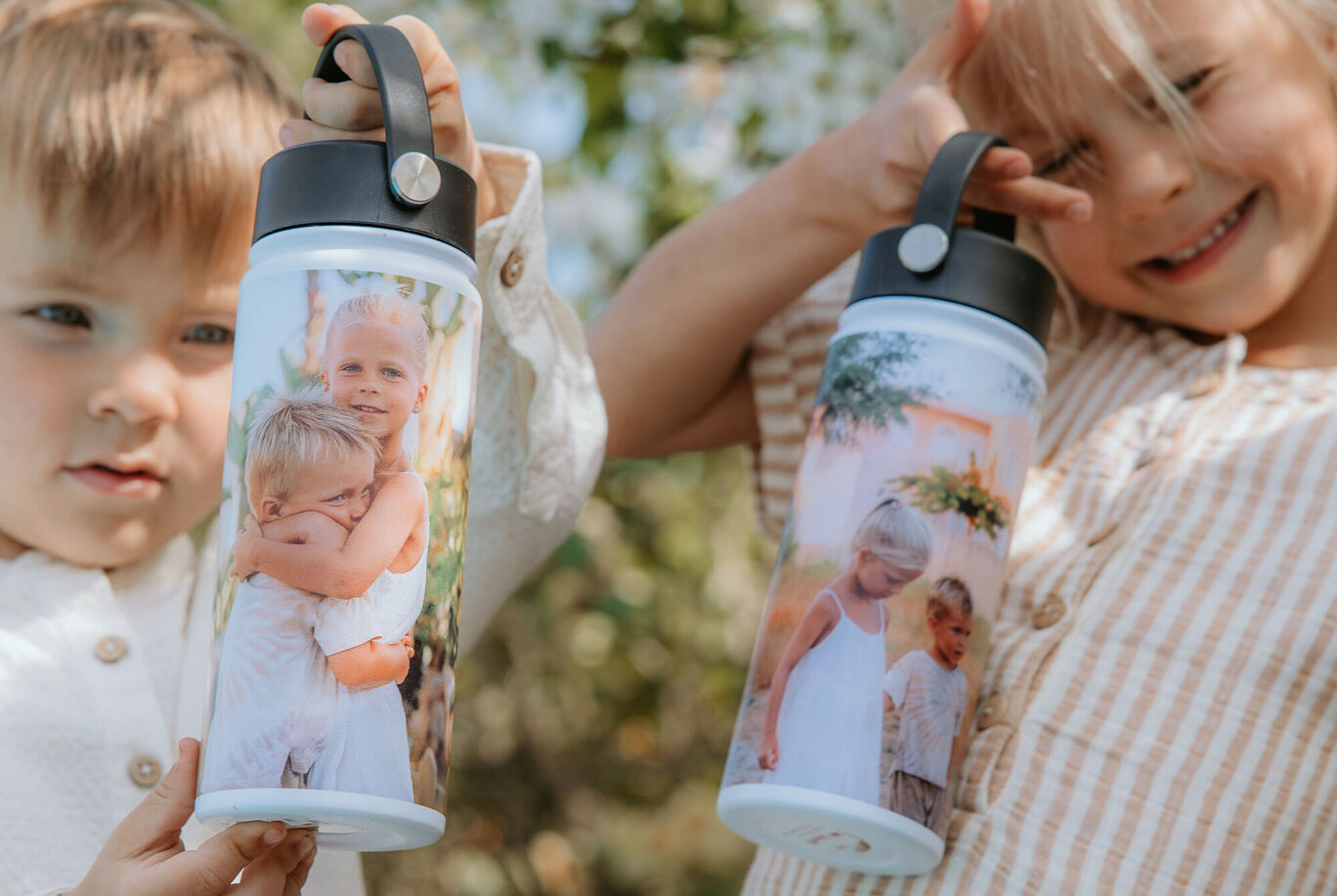 Deux enfants tiennent des bouteilles personnalisées avec des photos colorées.