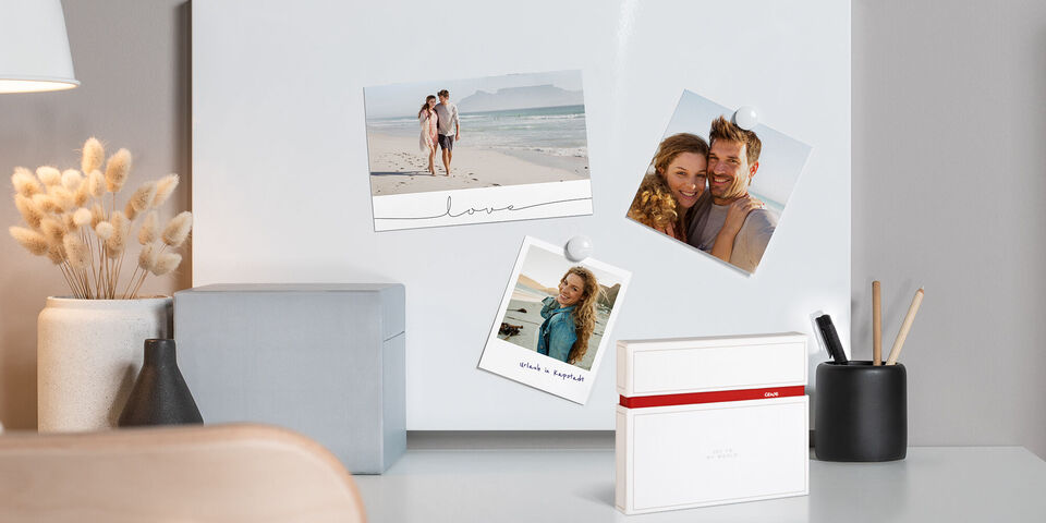 Deux cartes postales photo sur une surface claire, un beau livre photo et des éléments décoratifs.