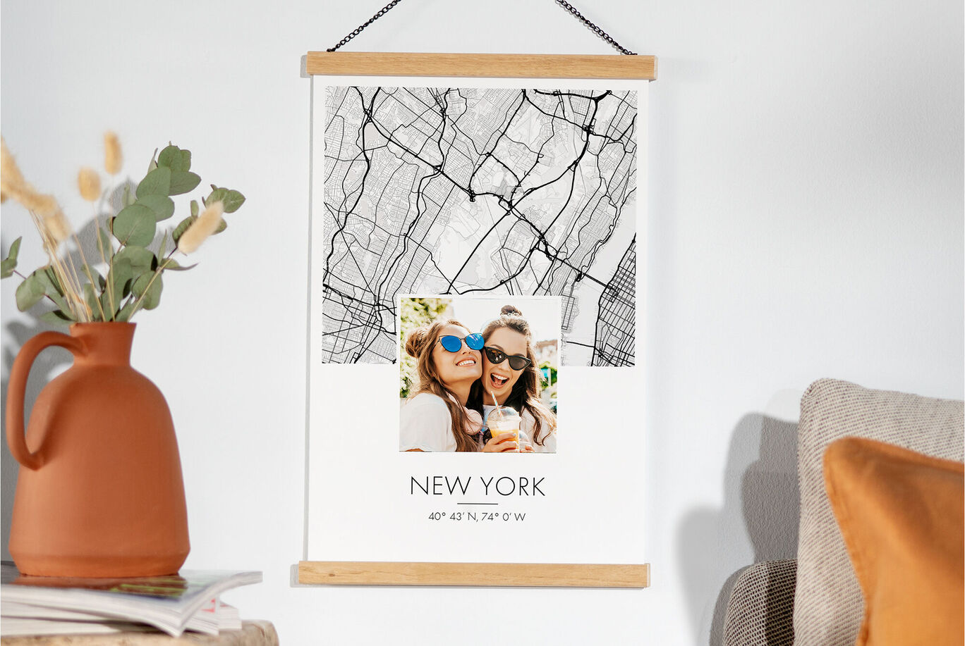 Un design de pendule avec une carte de New York montrant deux personnes au milieu.