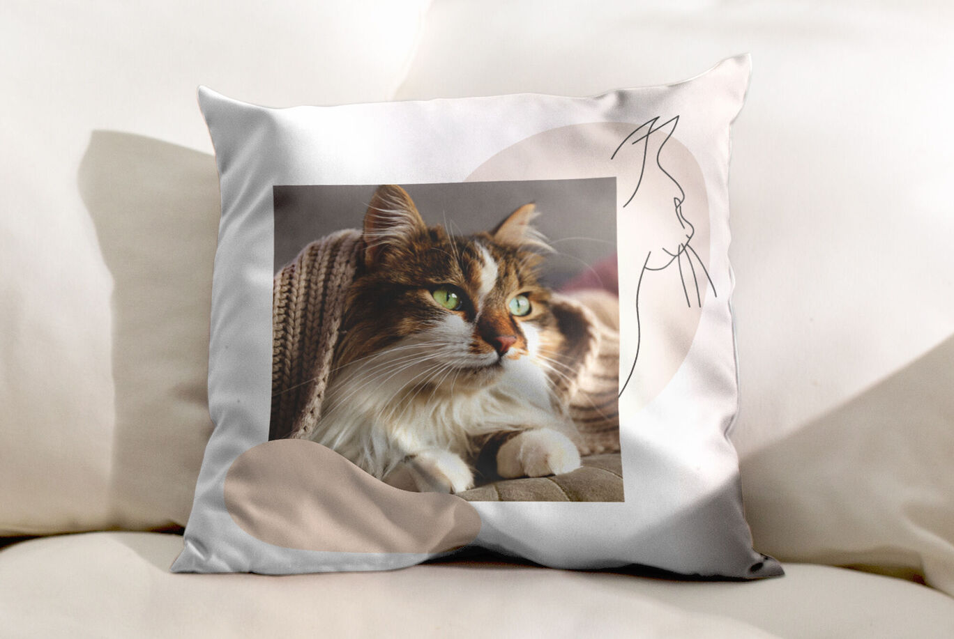 Un coussin douillet avec une photo de chat et un motif créatif.