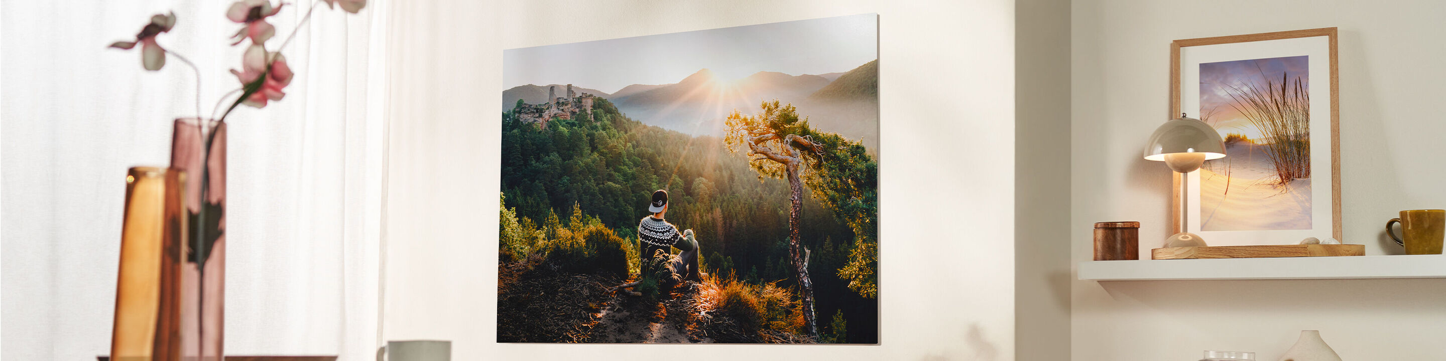 Une image d'un homme marchant à travers un paysage enchanteur, entouré de rayons de soleil et d'arbres dans un salon moderne.
