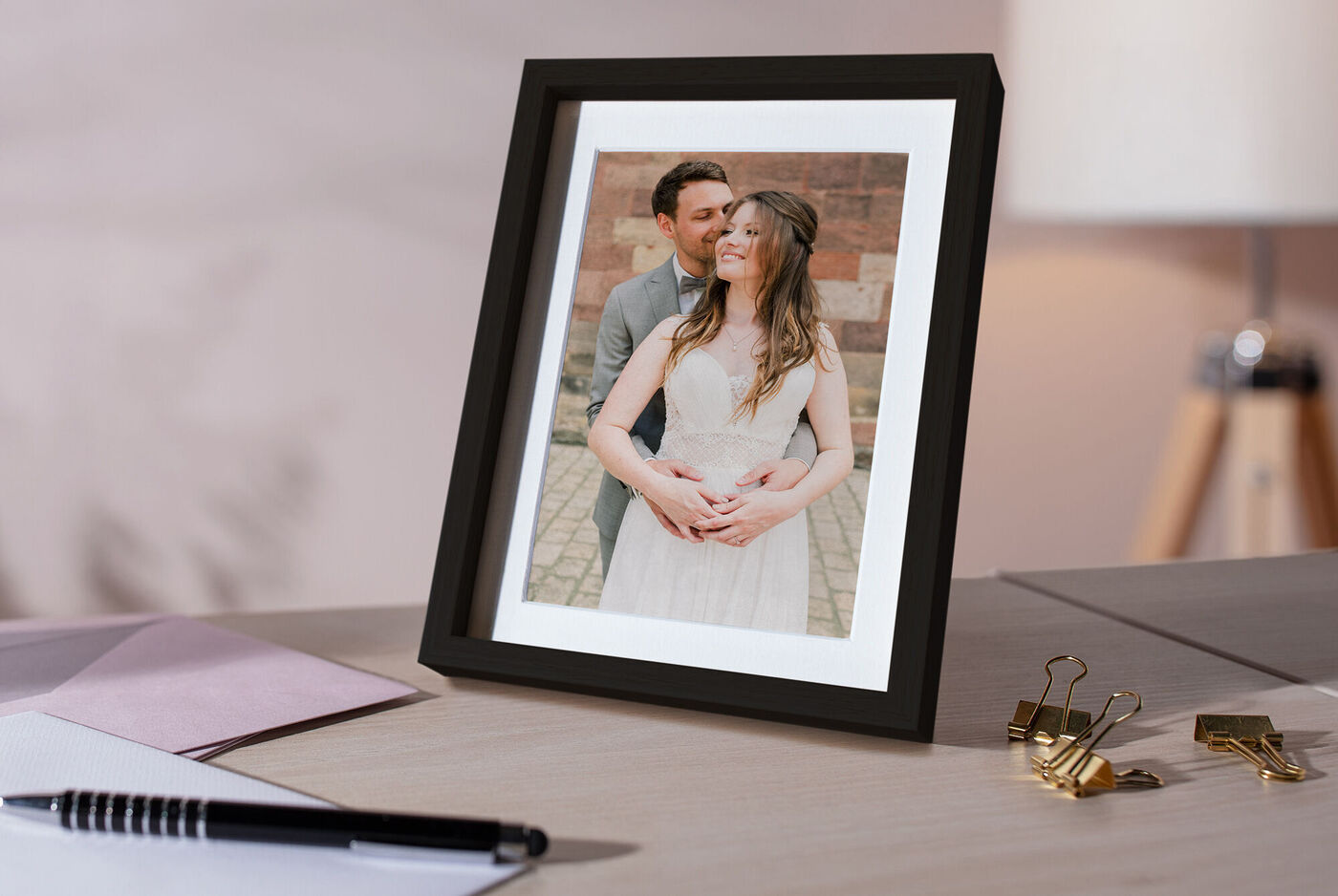 Un couple aimant pose pour une photo dans un beau cadre sur une table.