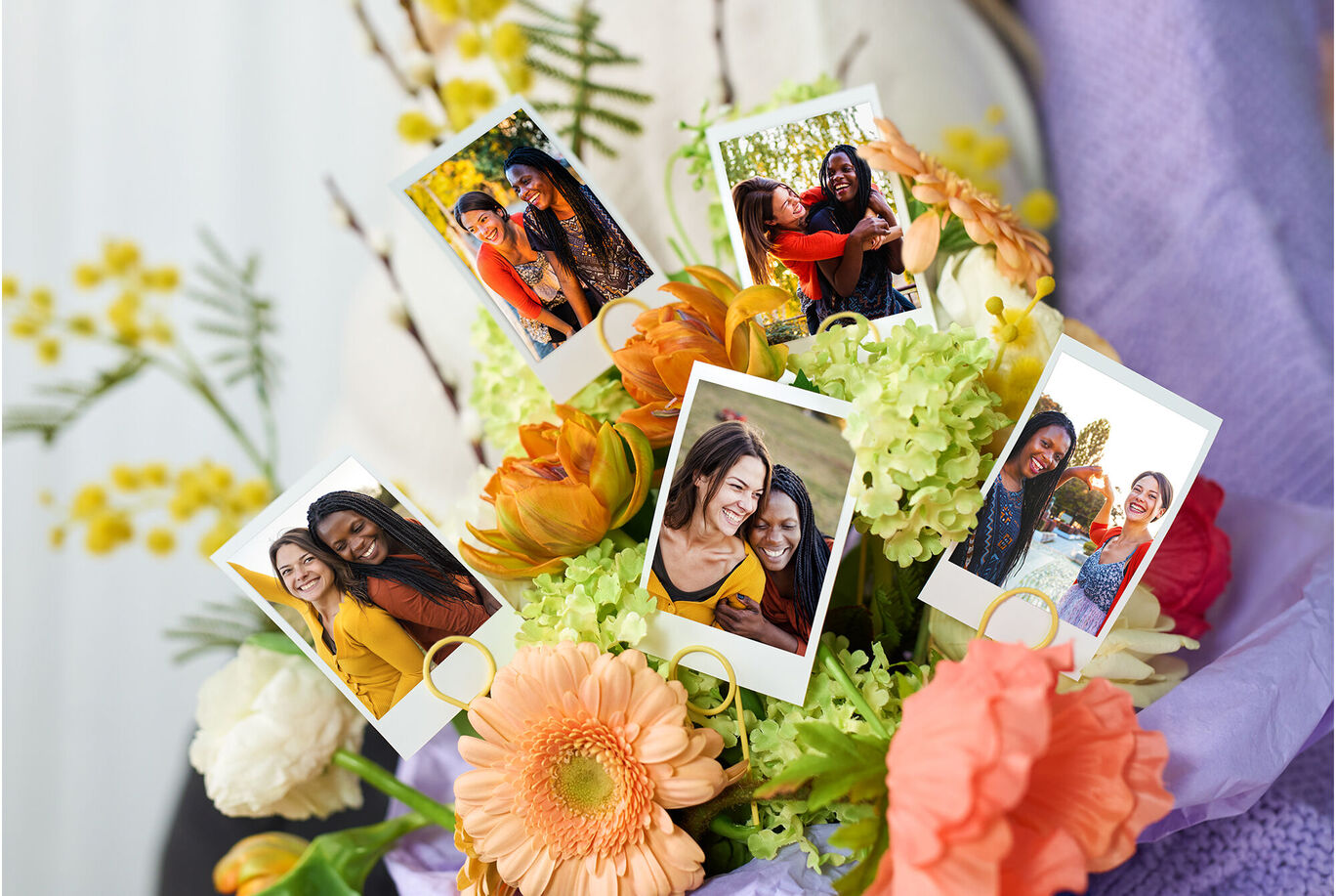 Un bouquet de fleurs avec des photos d'amis sur de petites cartes.