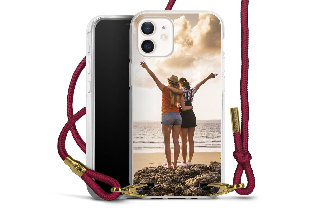 Deux femmes sur la plage profitent du coucher de soleil avec un design de coque de téléphone.