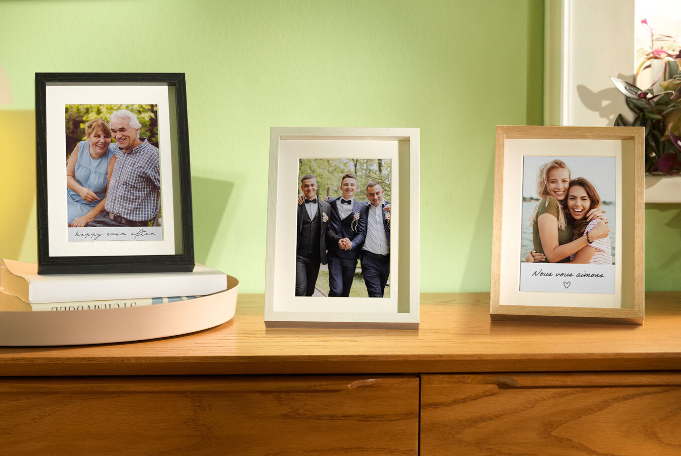 Trois magnifiques cadres avec photos de famille sur une table en bois