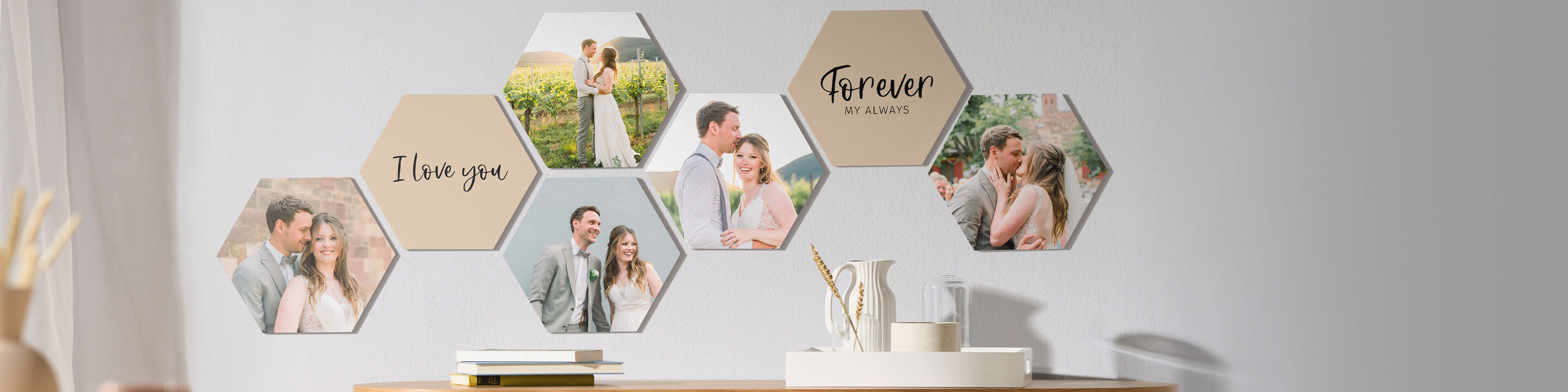 Décoration murale hexagonale avec photos d'un couple et inscriptions.