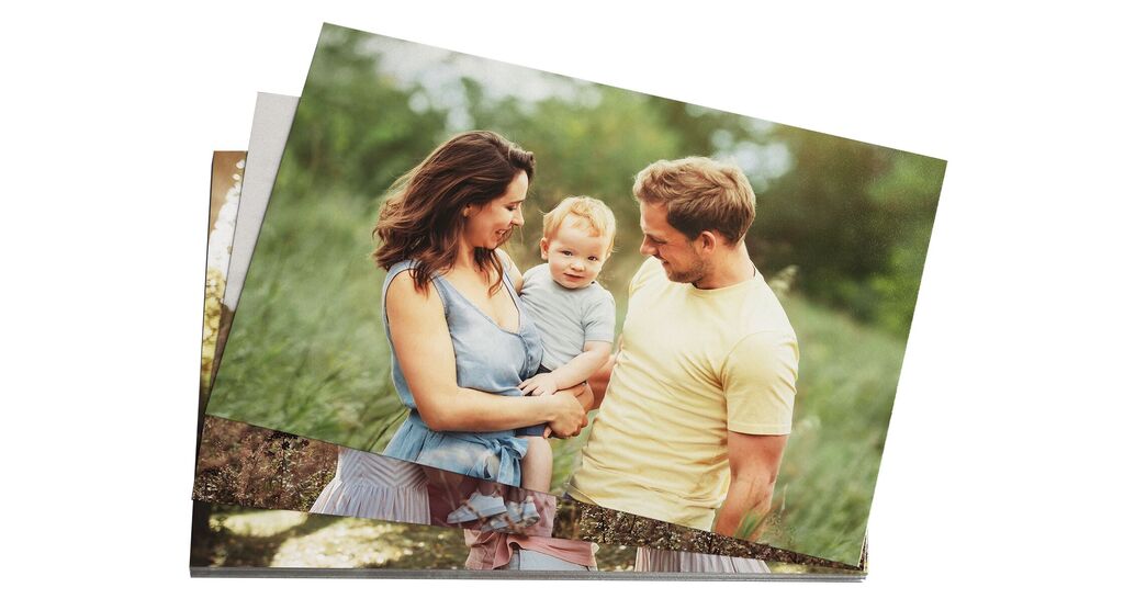 Une famille pose ensemble dans la verdure et profite du temps.