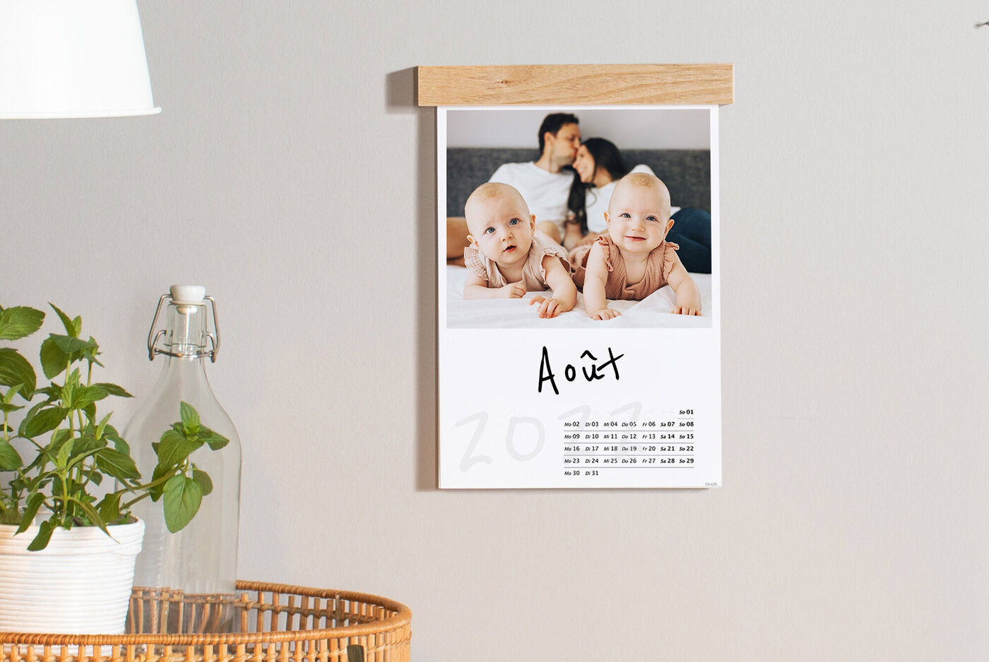 Magnifique calendrier photo avec deux bébés charmants en août