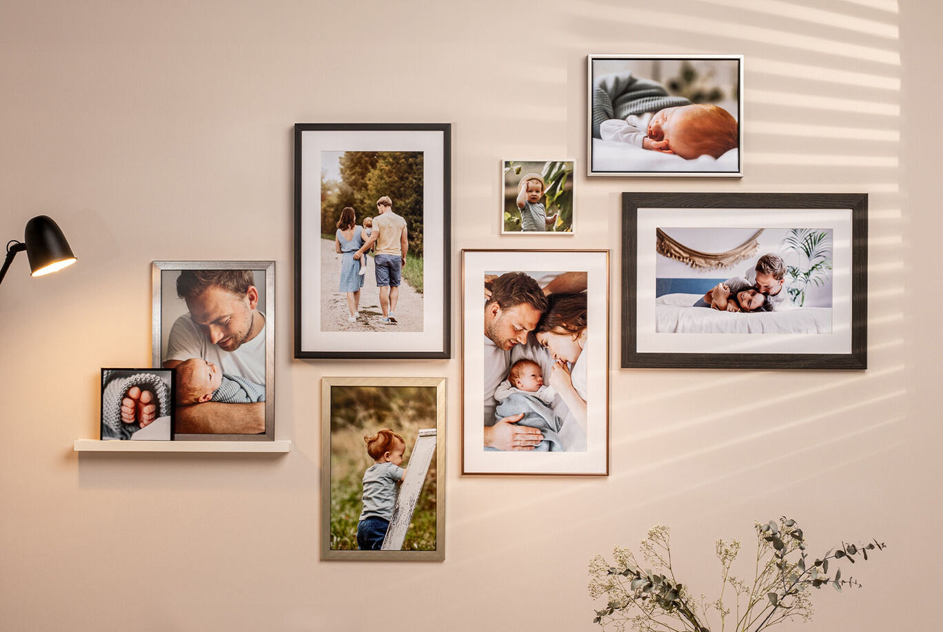 Une œuvre murale avec des photos de famille dans des cadres colorés sur un mur.