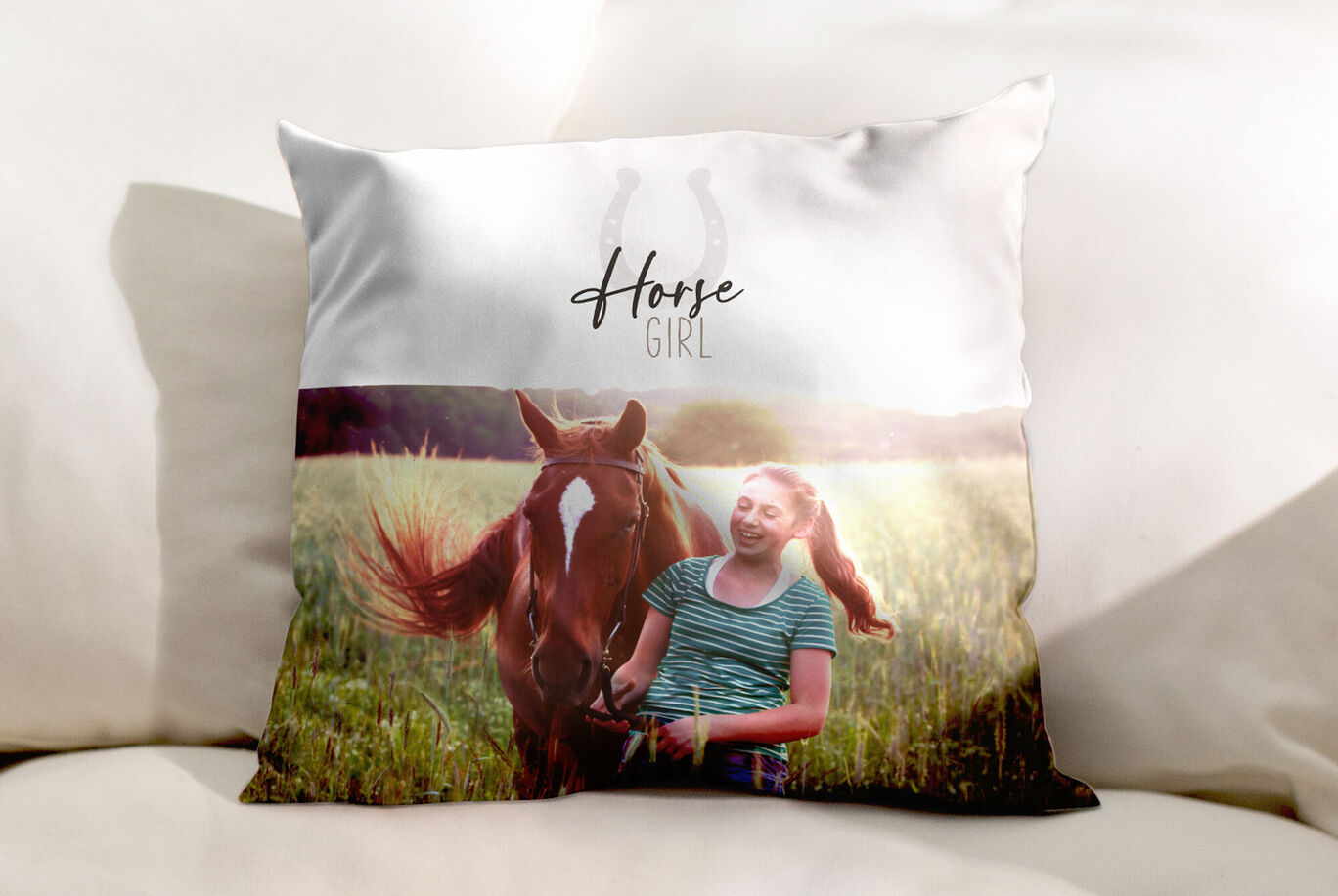 Coussin avec le motif d'une fille et d'un cheval dans la nature.