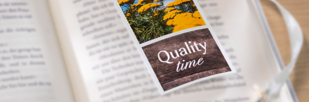 Livre ouvert avec une photographie de fleurs jaunes et le texte "Quality time".
