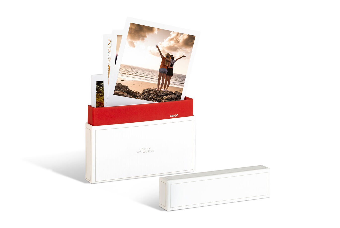 Deux personnes heureuses s'amusent à la plage, montrant des photos d'une belle CEWE fotobox.