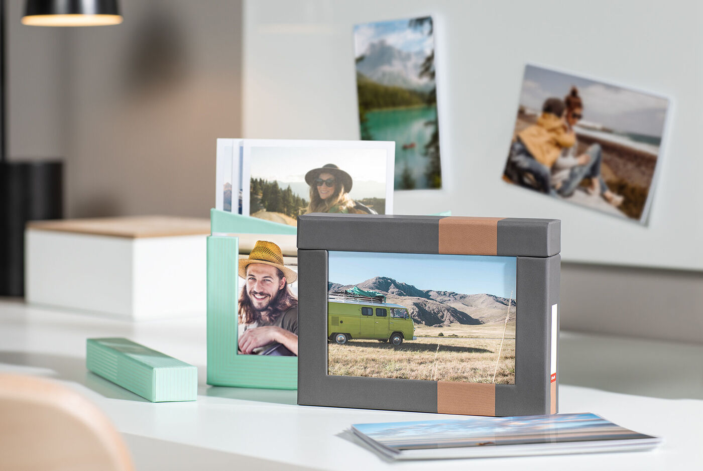 Deux élégantes boîtes photo sur une table avec de belles photos de paysages et de voyages.
