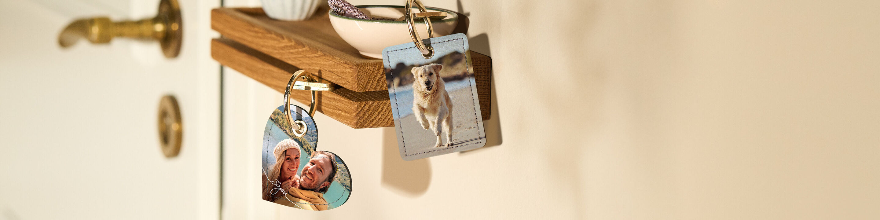 Cartes photo suspendues sur une planche de bois, dont une en forme de cœur et une rectangulaire avec un chien.