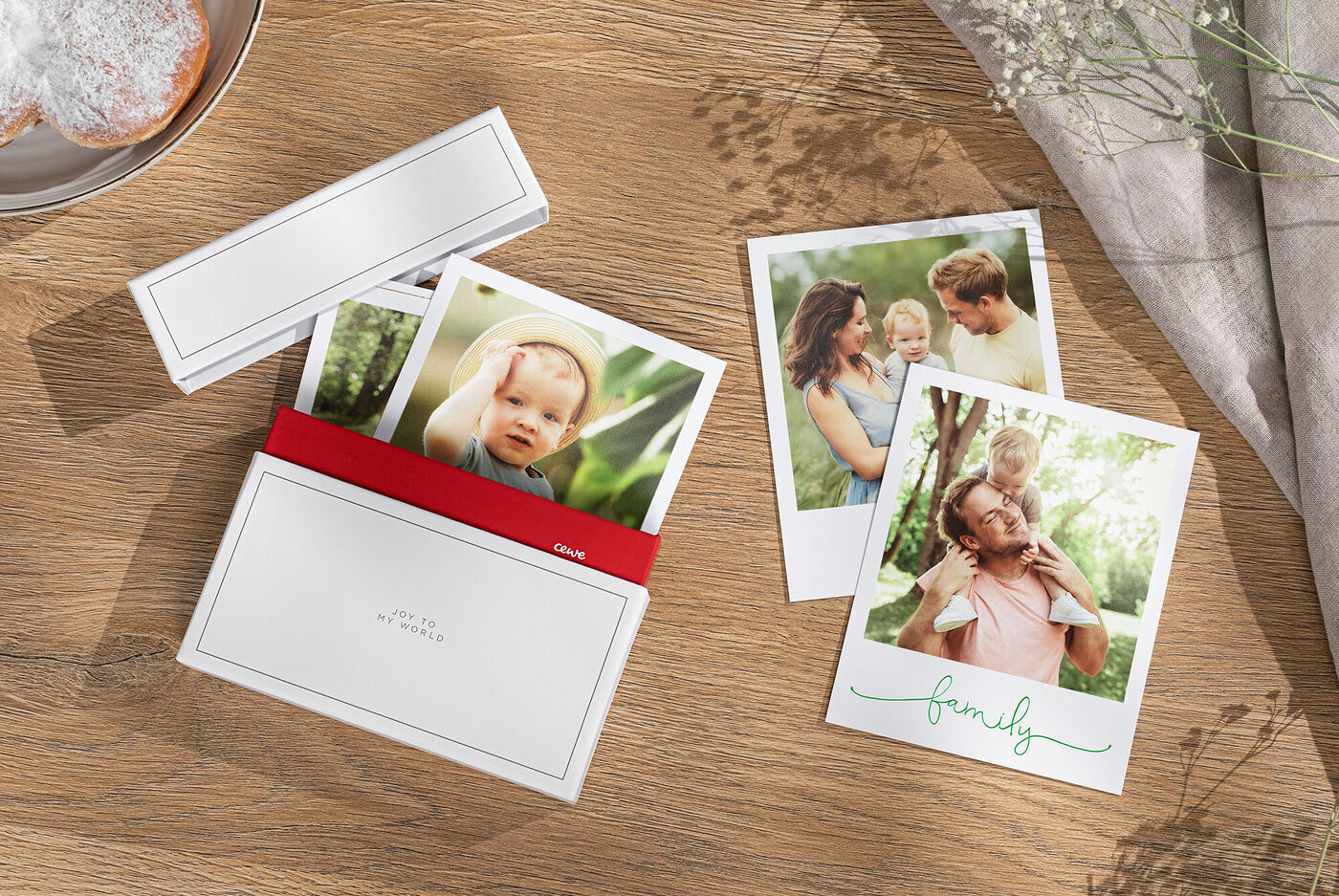 Deux photos d'une famille heureuse profitant de moments ensemble à l'extérieur, avec une carte CEWE rouge.